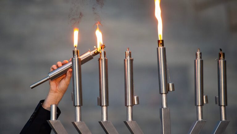 71918404007-121323-reeves-menorah-lw-02.jpg