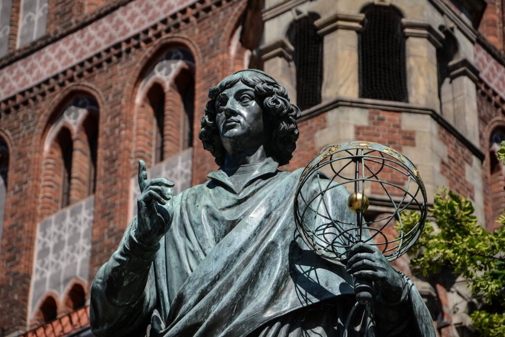 Nicolaus_Copernicus_Monument_in_Torun_Thorn-scaled.jpg