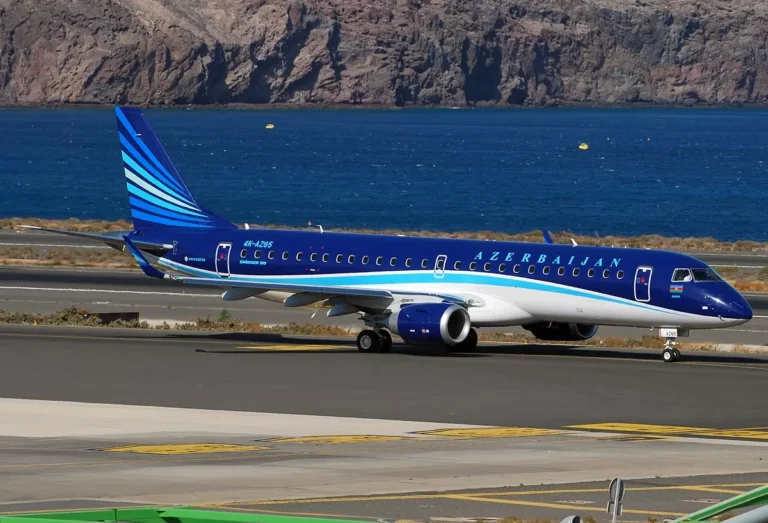 azerbaijan-airlines-embraer-190-runway.webp.webp